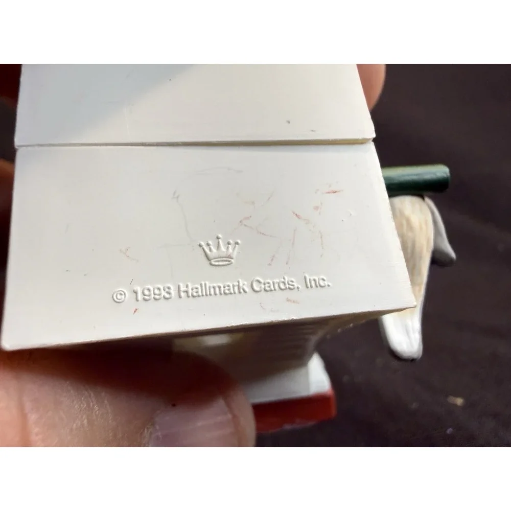 Hallmark Keepsake Ornament 1993 Birdhouse opens with Baby Birds Inside